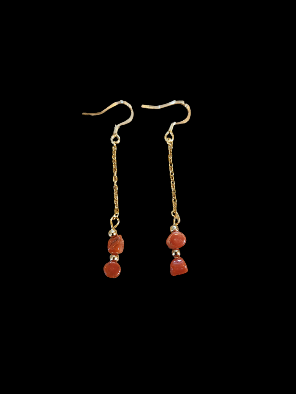 Paire de boucles d'oreilles corail rouge avec chaîne acier inoxydable doré, Apprêt en acier inoxydable doré Longueur de la boucle 5cm Confectionné à la main