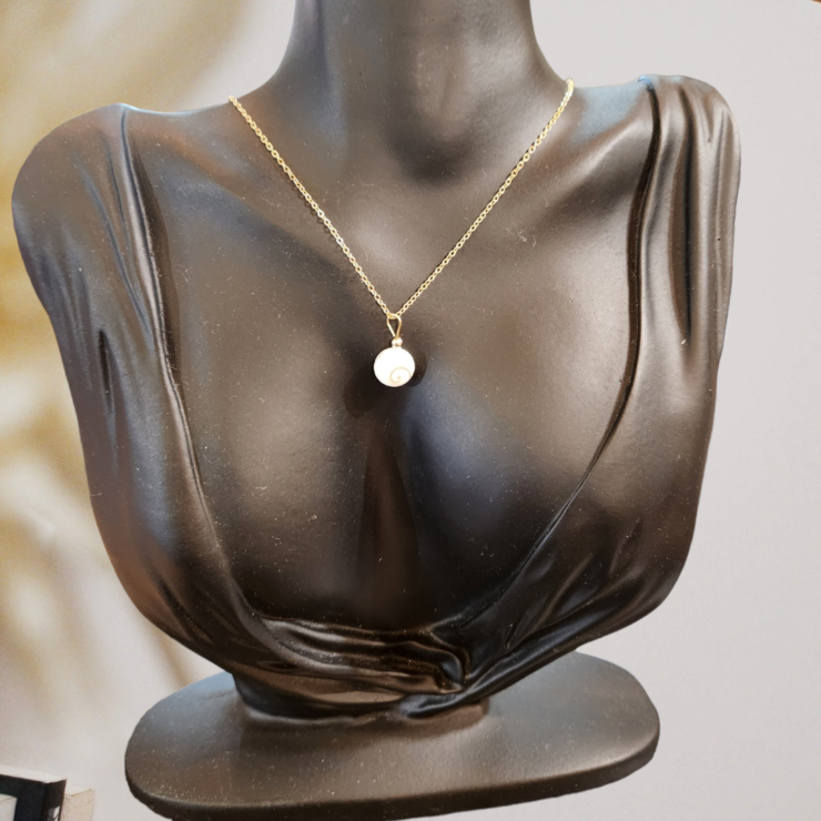 Collier acier inoxydable doré avec un pendentif oeil de sainte-Lucie Longueur réglable grâce à sa chaîne d'extension, longueur du collier 38cm+4cm de chaîne d'extension
