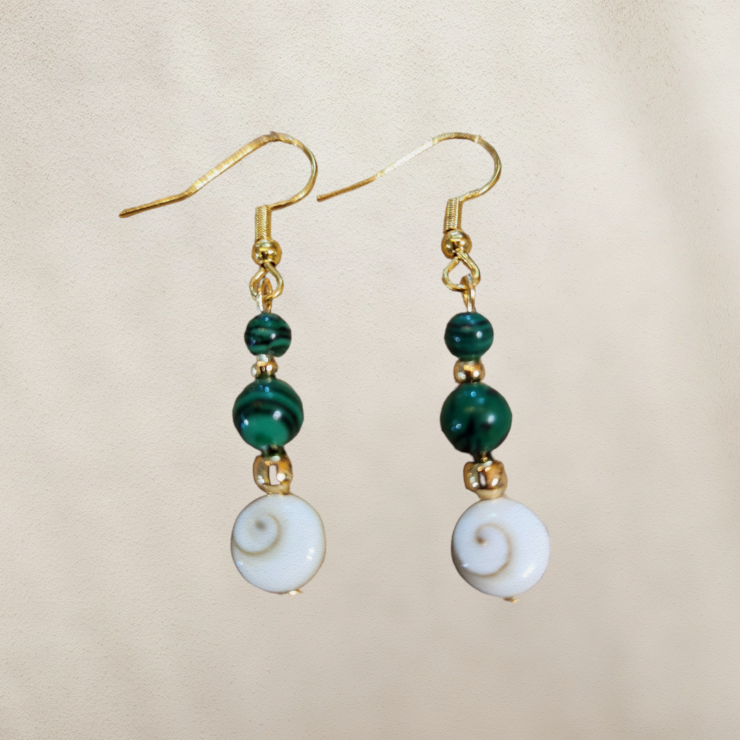 Boucles d'oreilles malachite véritable perles de pierres naturelles orné avec un œil de sainte-Lucie. Matière acier inoxydable doré. Confectionné à la main