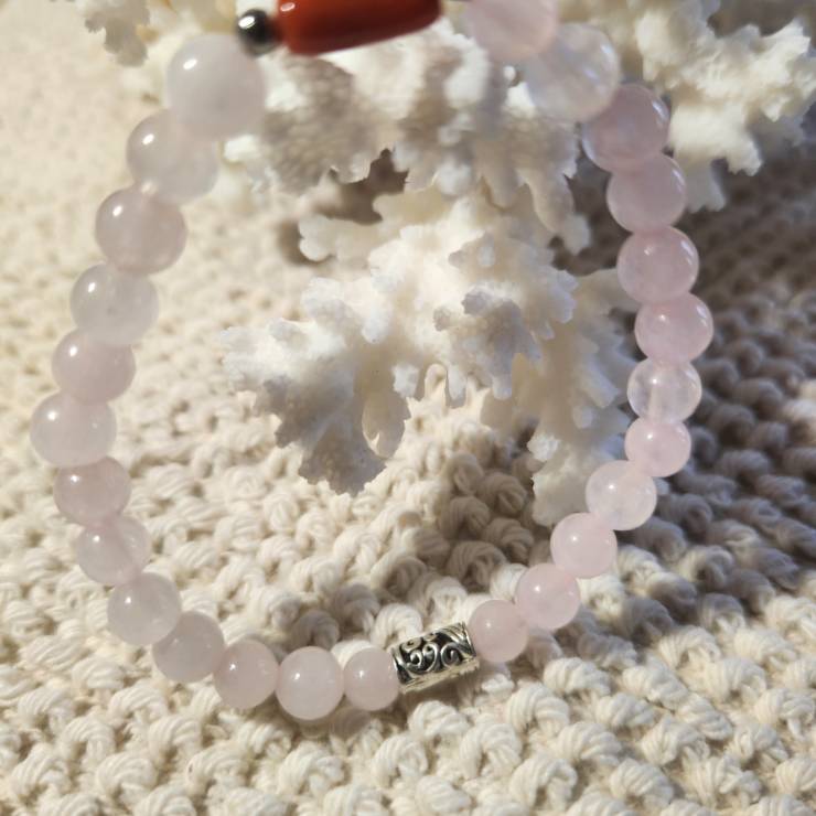 Bracelet pierre naturelle quartz rose avec une perle corail rouge Diamètre des perles 6mm