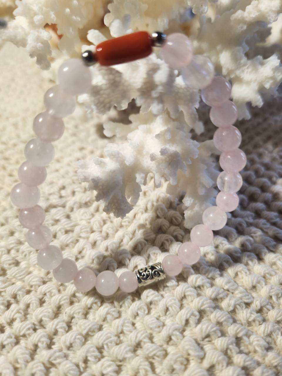 Bracelet pierre naturelle quartz rose avec une perle corail rouge Diamètre des perles 6mm