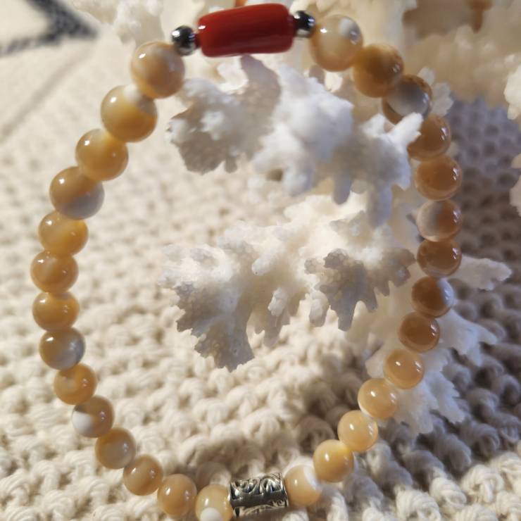Bracelet pierre naturelle perle de nacre avec une perle corail rouge Diamètre des perles 6mm Bracelet élastique monté sur du fil cristal résistant