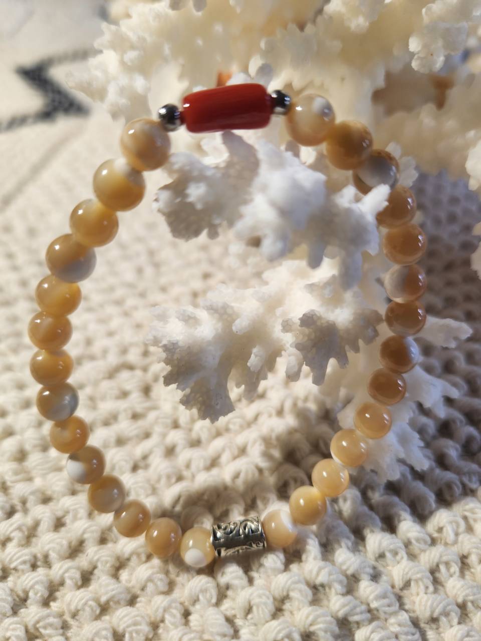 Bracelet pierre naturelle perle de nacre avec une perle corail rouge Diamètre des perles 6mm Bracelet élastique monté sur du fil cristal résistant