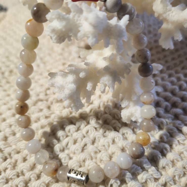 Bracelet perles en pierres naturelles cornaline de diamètre 6mm orné d'une perle de corail Bracelet confectionné à la main et sur mesure. Bracelet monté avec de l'élastique mono bloc cristal résistant Craquez pour notre collection 100% nature avec nos bijoux en pierres naturelles!