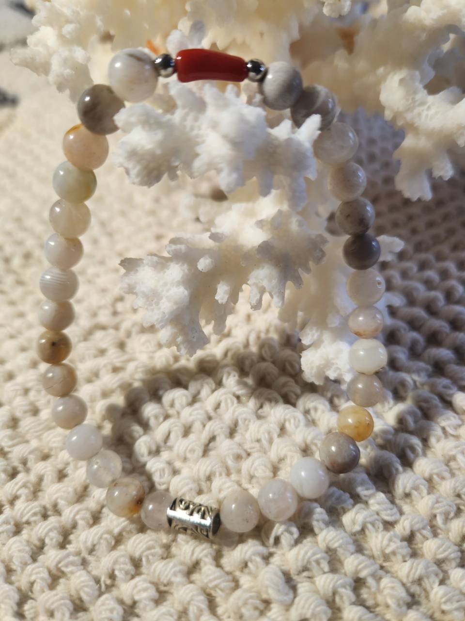 Bracelet perles en pierres naturelles cornaline de diamètre 6mm orné d'une perle de corail Bracelet confectionné à la main et sur mesure. Bracelet monté avec de l'élastique mono bloc cristal résistant Craquez pour notre collection 100% nature avec nos bijoux en pierres naturelles!