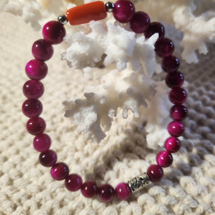 Bracelet pierre naturelle oeil du tigre rose avec une perle corail rouge Diamètre des perles 6mm Bracelet élastique monté sur du fil cristal résistant