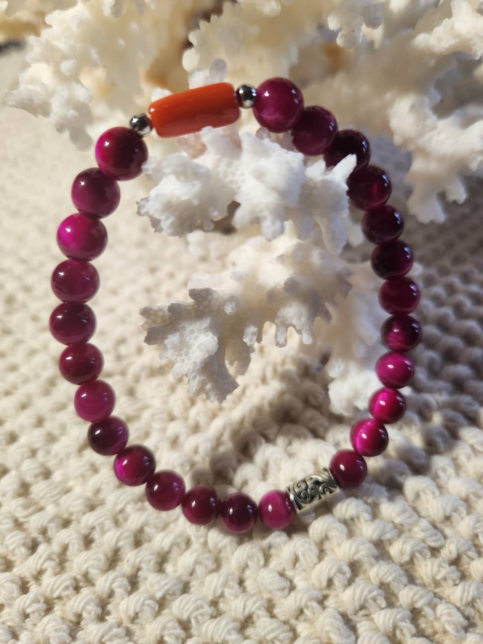 Bracelet pierre naturelle oeil du tigre rose avec une perle corail rouge Diamètre des perles 6mm Bracelet élastique monté sur du fil cristal résistant