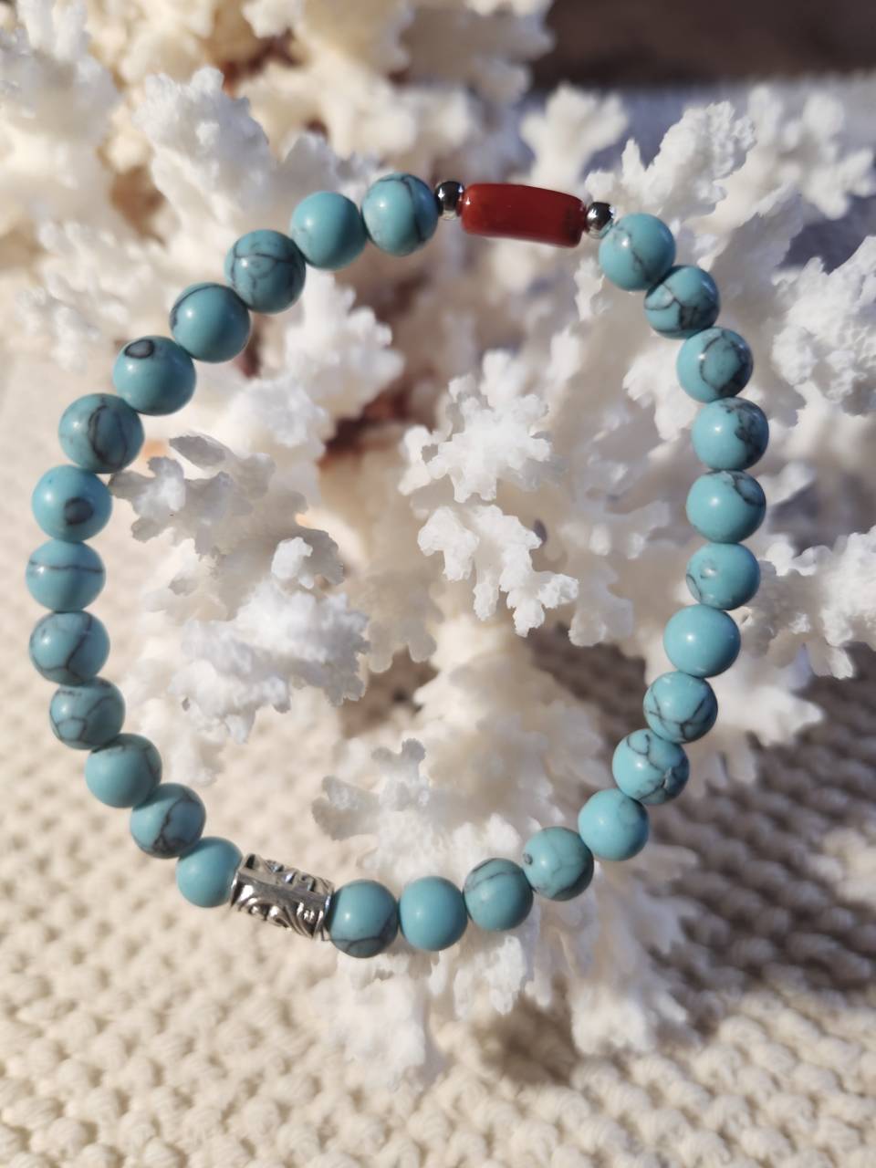 Bracelet pierre naturelle turquoise 6mm avec une perle de corail rouge, Diamètre des perles 6mm Bracelet élastique monté sur du fil cristal résistant