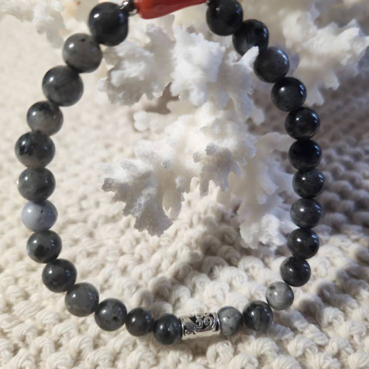 Bracelet pierre naturelle labradorite avec une perle corail rouge Diamètre des perles 6mm Bracelet élastique monté sur du fil cristal résistant