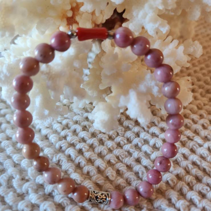 Bracelet pierre naturelle rhodochrosite 6mm avec une perle de corail rouge, Diamètre des perles 6mm Bracelet élastique monté sur du fil cristal résistant