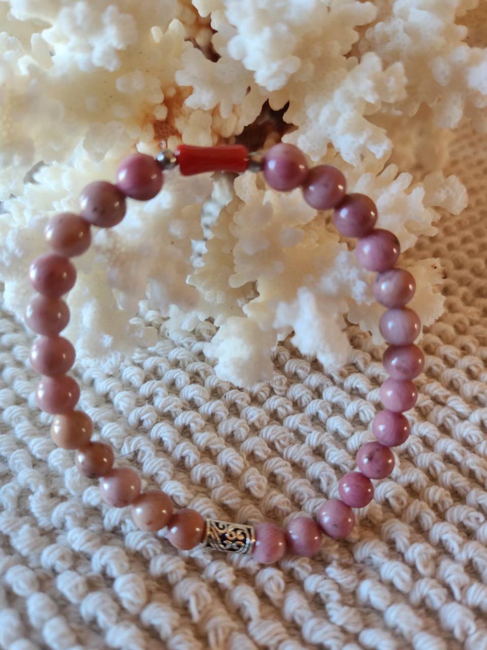 Bracelet pierre naturelle rhodochrosite 6mm avec une perle de corail rouge, Diamètre des perles 6mm Bracelet élastique monté sur du fil cristal résistant