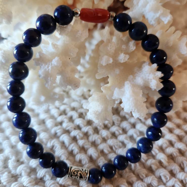Bracelet pierre naturelle lapis lazuli avec une perle corail rouge Diamètre des perles 6mm Bracelet élastique monté sur du fil cristal résistant