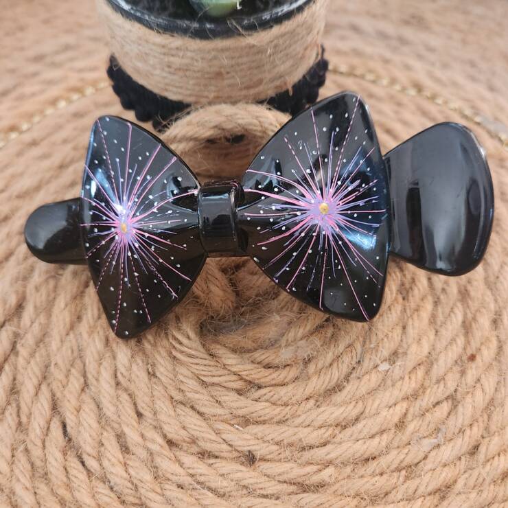 Pince à cheveux peinte à la main, un bel accessoire pour votre coiffure.  S'adapte à toute chevelure.