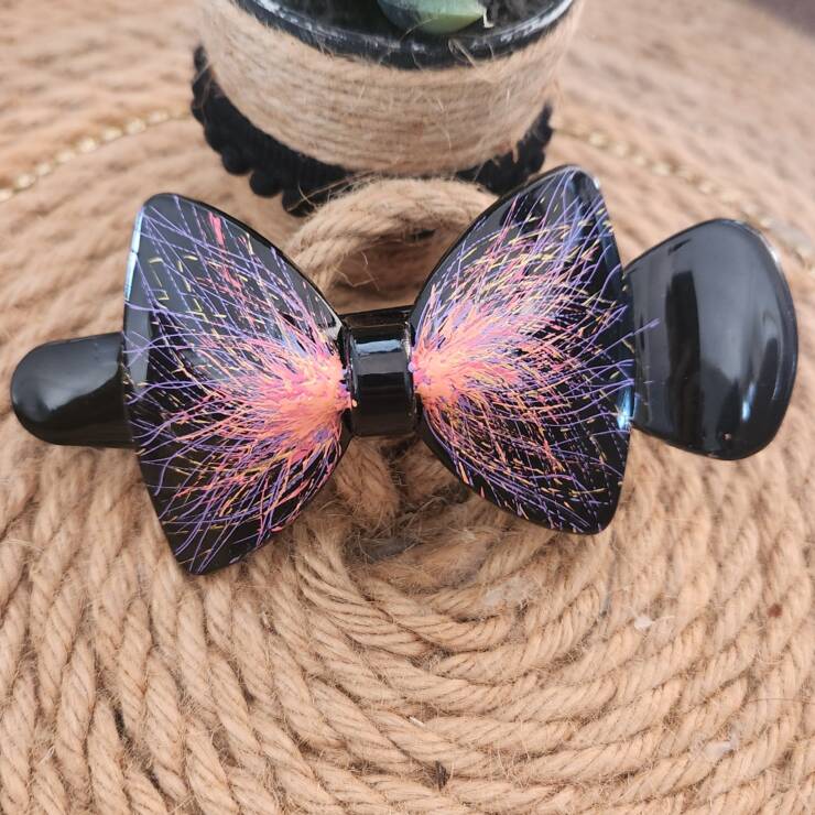 Pince à cheveux peinte à la main, un bel accessoire pour votre coiffure.  S'adapte à toute chevelure.