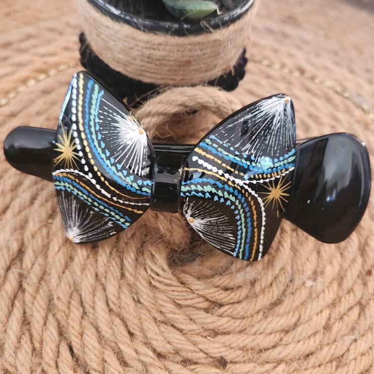 Pince à cheveux peinte à la main, un bel accessoire pour votre coiffure.  S'adapte à toute chevelure.