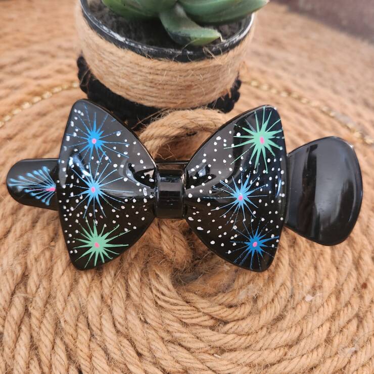 Pince à cheveux peinte à la main, un bel accessoire pour votre coiffure.  S'adapte à toute chevelure.