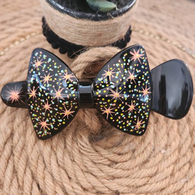 Pince à cheveux peinte à la main, un bel accessoire pour votre coiffure.  S'adapte à toute chevelure.