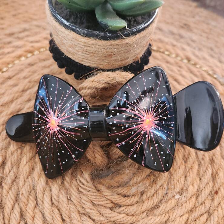 Pince à cheveux peinte à la main, un bel accessoire pour votre coiffure.  S'adapte à toute chevelure.