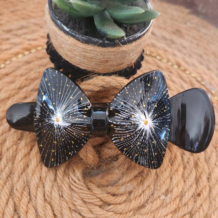 Pince à cheveux peinte à la main, un bel accessoire pour votre coiffure.  S'adapte à toute chevelure.