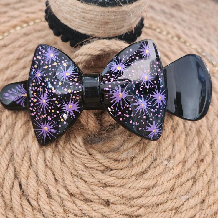 Pince à cheveux peinte à la main, un bel accessoire pour votre coiffure.  S'adapte à toute chevelure.