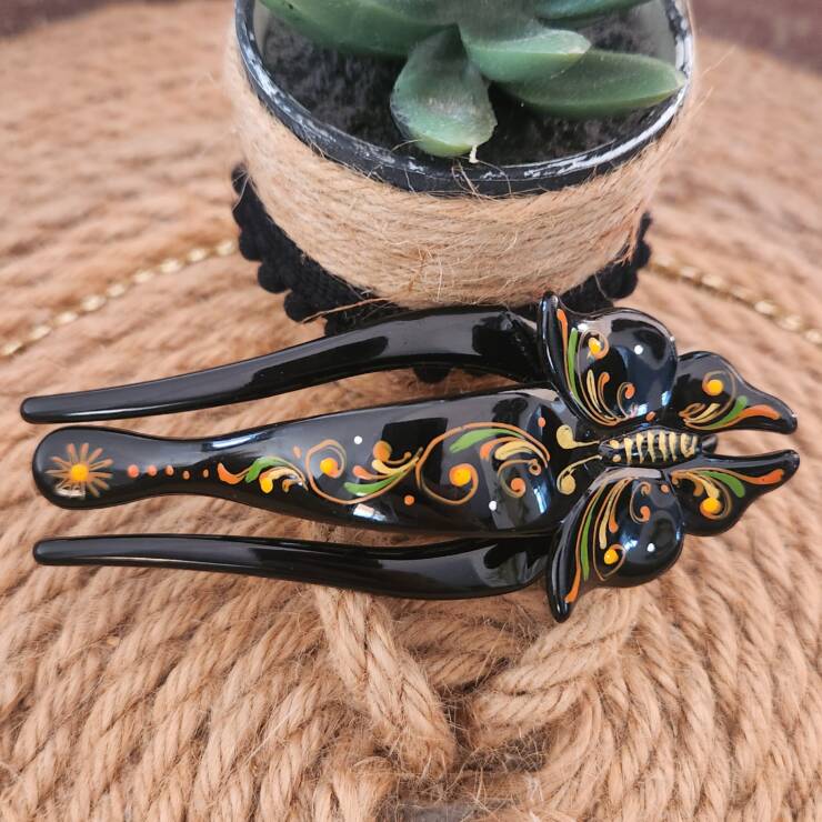 Pince à cheveux peinte à la main, un bel accessoire pour votre coiffure. Bon maintien pour cheveux fins et mi-long, s'adapte aussi pour cheveux épais à porter en demi-couette