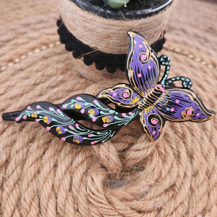 Pince à cheveux peinte à la main, un bel accessoire pour votre coiffure. Bon maintien pour cheveux fins et mi-long, s'adapte aussi pour cheveux épais à porter en demi-couette