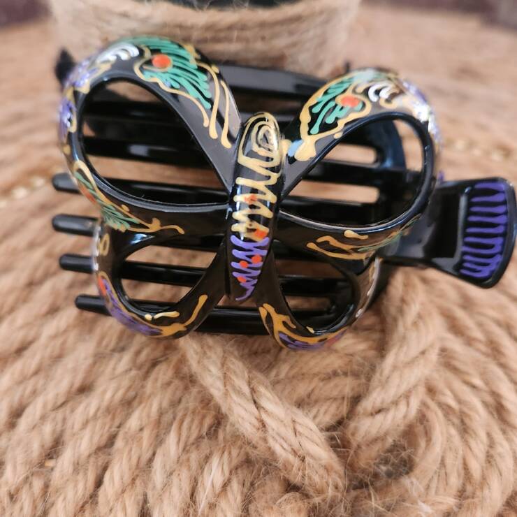 Pince à cheveux peinte à la main, un bel accessoire pour votre coiffure. Bon maintien pour cheveux fins et mi-long, s'adapte aussi pour cheveux épais à porter en demi-couette