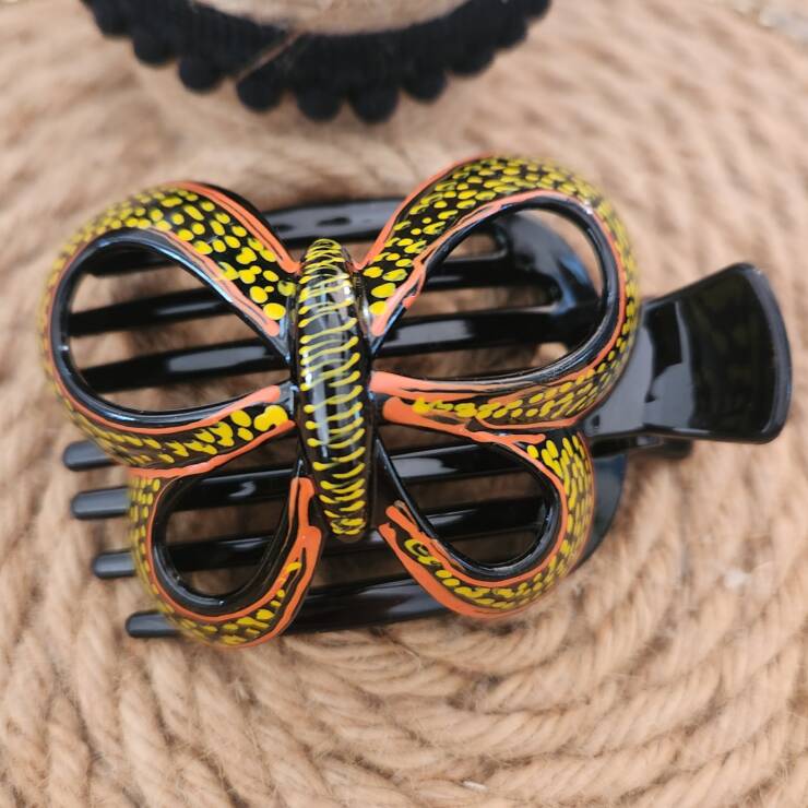 Pince à cheveux peinte à la main, un bel accessoire pour votre coiffure. Bon maintien pour cheveux fins et mi-long, s'adapte aussi pour cheveux épais à porter en demi-couette