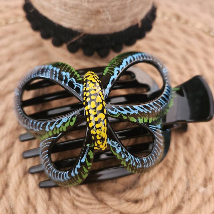 Pince à cheveux peinte à la main, un bel accessoire pour votre coiffure. Bon maintien pour cheveux fins et mi-long, s'adapte aussi pour cheveux épais à porter en demi-couette