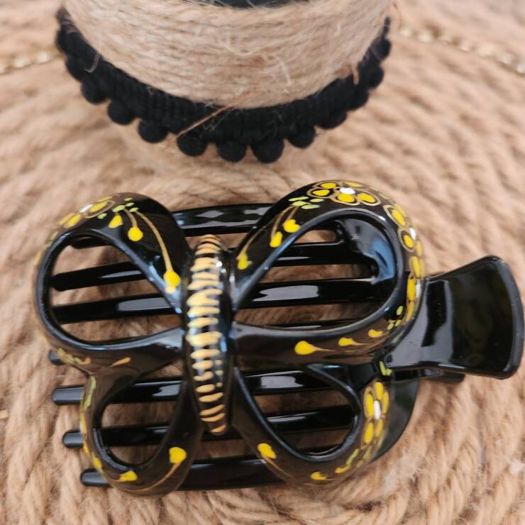 Pince à cheveux peinte à la main, un bel accessoire pour votre coiffure. Bon maintien pour cheveux fins et mi-long, s'adapte aussi pour cheveux épais à porter en demi-couette