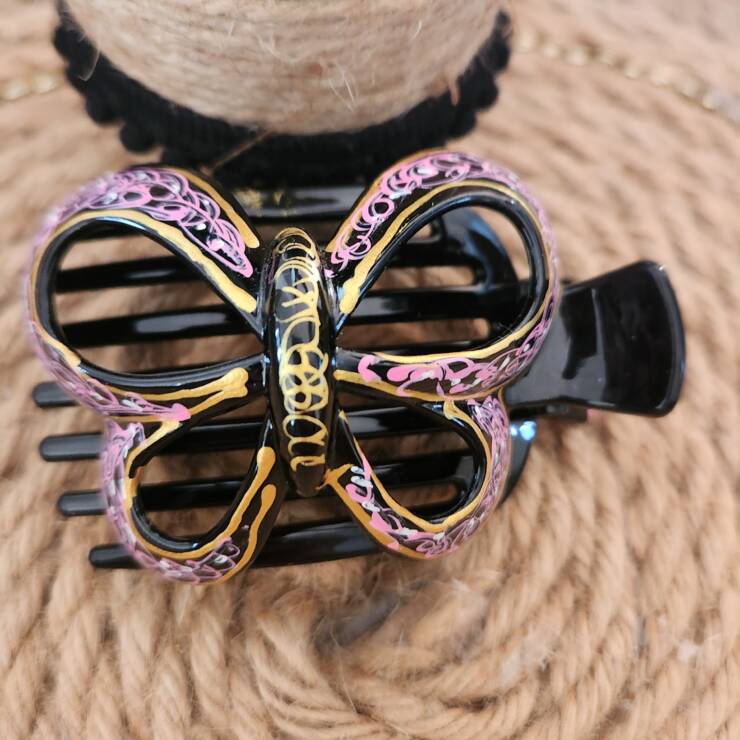 Pince à cheveux peinte à la main, un bel accessoire pour votre coiffure. Bon maintien pour cheveux fins et mi-long, s'adapte aussi pour cheveux épais à porter en demi-couette