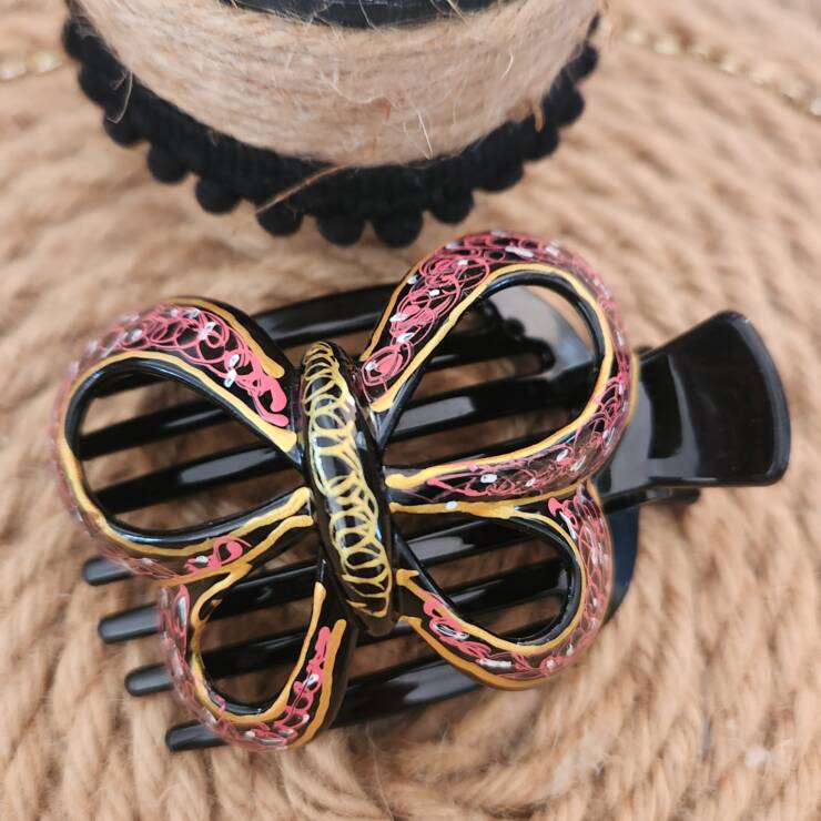 Pince à cheveux peinte à la main, un bel accessoire pour votre coiffure. Bon maintien pour cheveux fins et mi-long, s'adapte aussi pour cheveux épais à porter en demi-couette