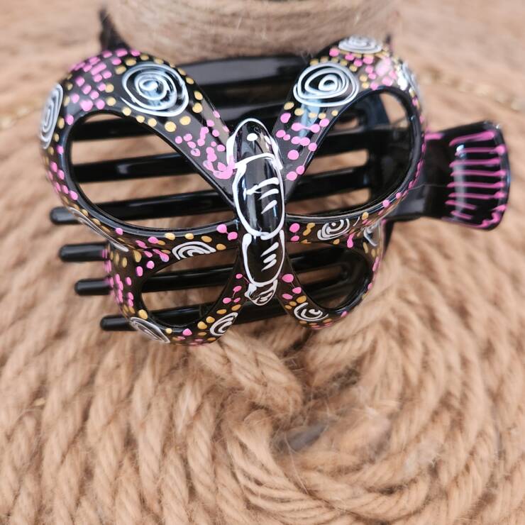 Pince à cheveux peinte à la main, un bel accessoire pour votre coiffure. Bon maintien pour cheveux fins et mi-long, s'adapte aussi pour cheveux épais à porter en demi-couette