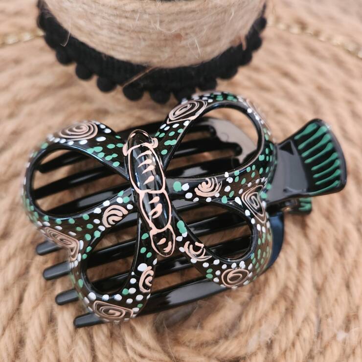Pince à cheveux peinte à la main, un bel accessoire pour votre coiffure. Bon maintien pour cheveux fins et mi-long, s'adapte aussi pour cheveux épais à porter en demi-couette