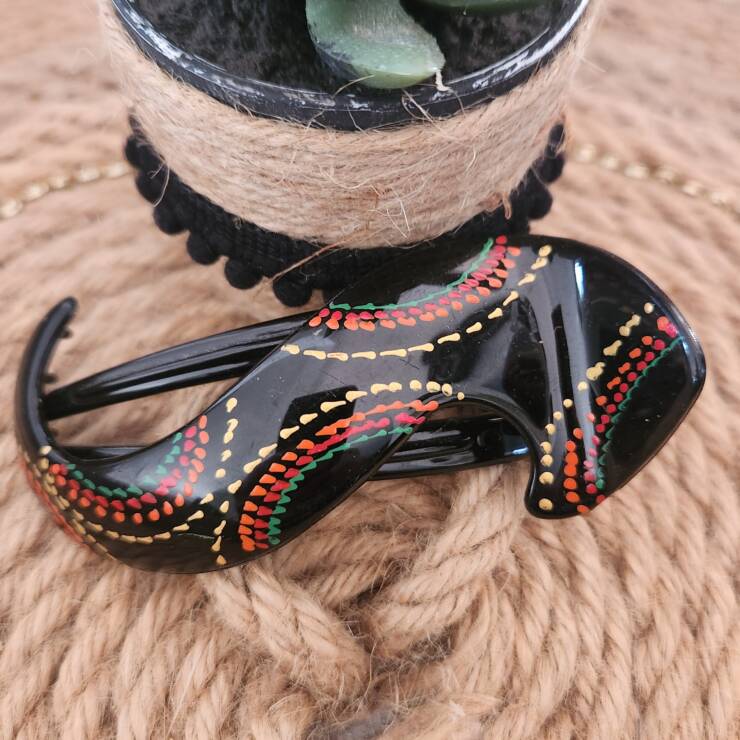 Pince à cheveux peinte à la main, un bel accessoire pour votre coiffure. Bon maintien pour cheveux fins et mi-long, s'adapte aussi pour cheveux épais à porter en demi-couette