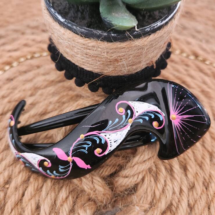 Pince à cheveux peinte à la main, un bel accessoire pour votre coiffure. Bon maintien pour cheveux fins et mi-long, s'adapte aussi pour cheveux épais à porter en demi-couette