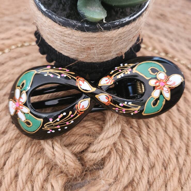 Pince à cheveux peinte à la main, un bel accessoire pour votre coiffure. Bon maintien pour cheveux fins et mi-long, s'adapte aussi pour cheveux épais à porter en demi-couette