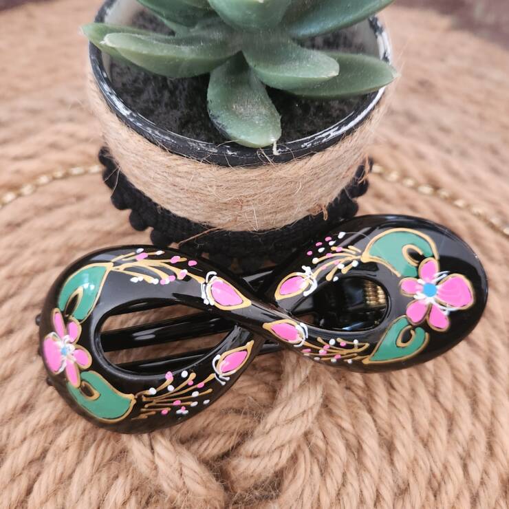 Pince à cheveux peinte à la main, un bel accessoire pour votre coiffure. Bon maintien pour cheveux fins et mi-long, s'adapte aussi pour cheveux épais à porter en demi-couette