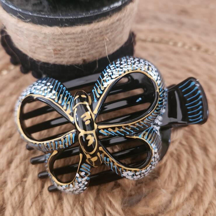 Pince à cheveux peinte à la main, un bel accessoire pour votre coiffure. Bon maintien pour cheveux fins et mi-long, s'adapte aussi pour cheveux épais à porter en demi-couette